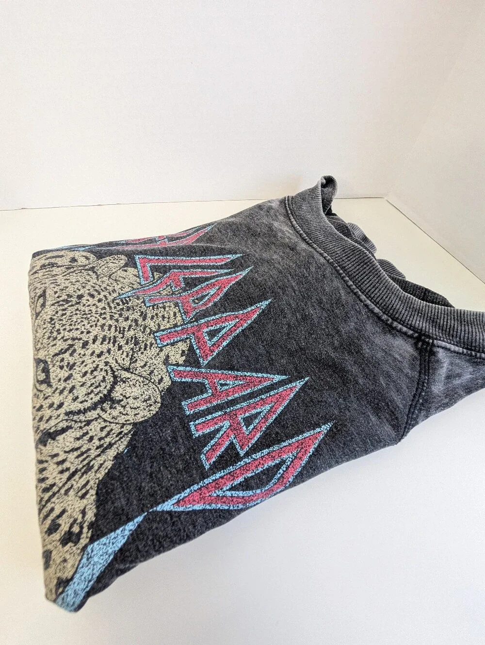 ⚡ Recycled Karma Def Leppard "Love Bites" Graphic Sweatshirt 🖤 - Picture 2 of 13